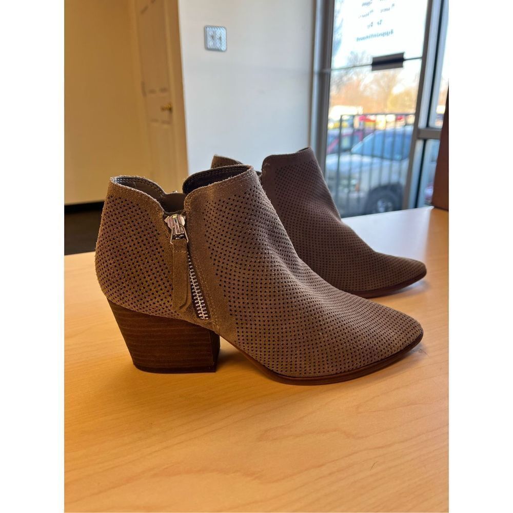 Vince Camuto Nethera Gray Perforated Suede Side Side Zipper Booties sz 7.5 EUC